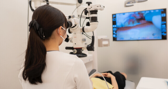 歯科医師・歯科衛生士ともにマイクロスコープを用いた拡大視野下で診療
